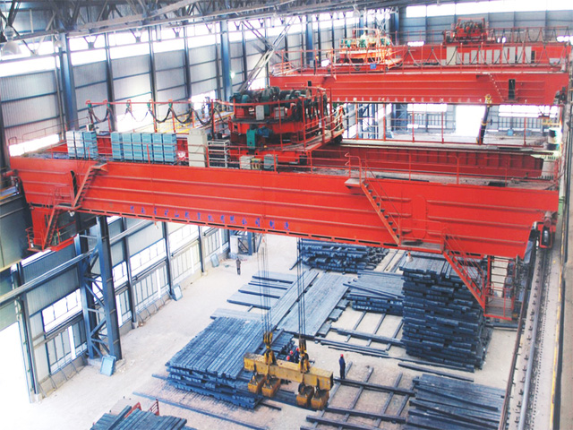 Rotary hanging beam bridge crane